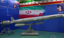 إيران تطلق صواريخ موجهة بـ"الذكاء الاصطناعي" أثناء مناورات عسكرية في الخليج